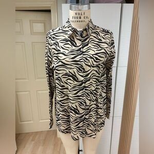 Black/cream animal print. Long sleeve, button down. Length 29 ½”, shirttail 1”.